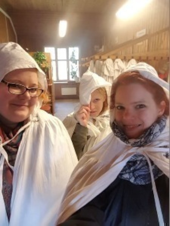 Drei Mädchen in Umhängen im Ferienlager in Thüringen