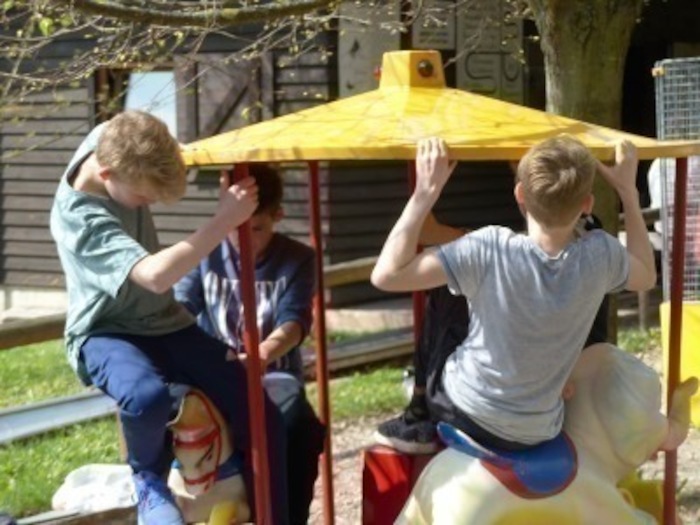 Jungs auf dem Karussell im Ferienlager in Thüringen