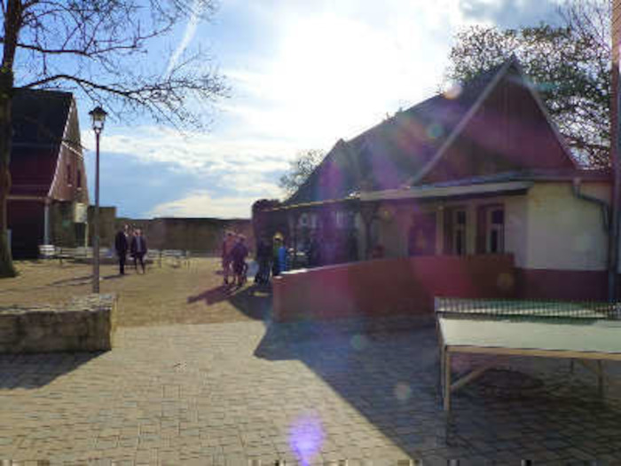 Gelände im Sonnenschein im Ferienlager in Thüringen