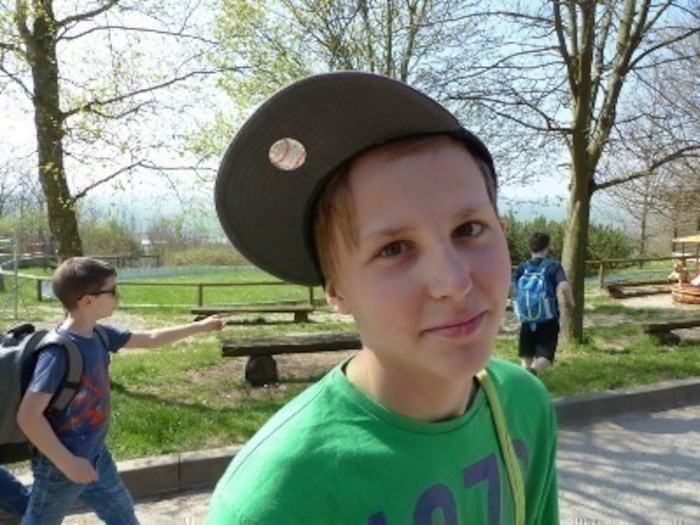 Junge mit Cap im Ferienlager in Thüringen
