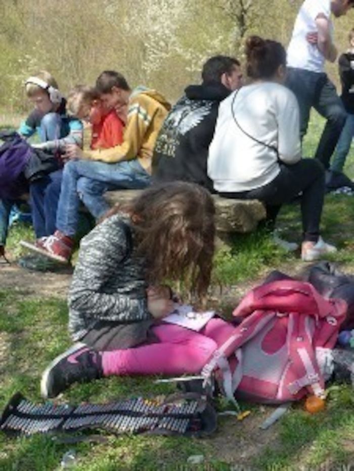 Kinder basteln in der Natur im Ferienlager in Thüringen