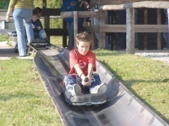 Junge fährt auf der Sommerrodelbahn im Ferienlager in Thüringen