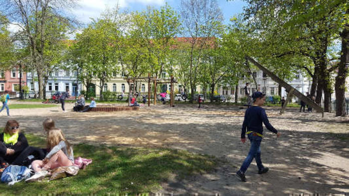 Kinder auf dem Spielplatz in der Stadt im Ferienlager in Thüringen