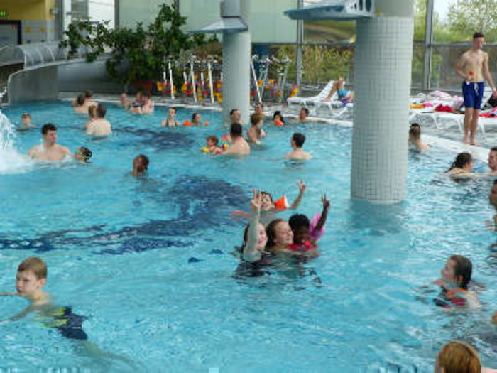 Kinder in der Therme im Ferienlager in Thüringen