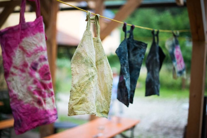 Kinder eines Kindersprachkurses Englisch machen Batik