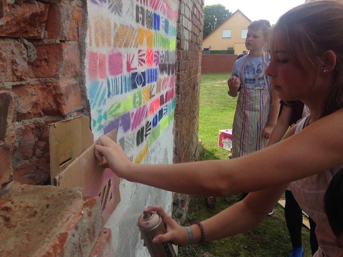 Kinder eines Kindersprachkurses Englisch sprayen
