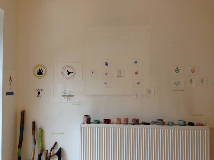 Kinder eines Kindersprachkurses Englisch hängen Bilder auf