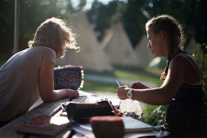 Kinder eines Kindersprachkurses Englisch machen Ralley