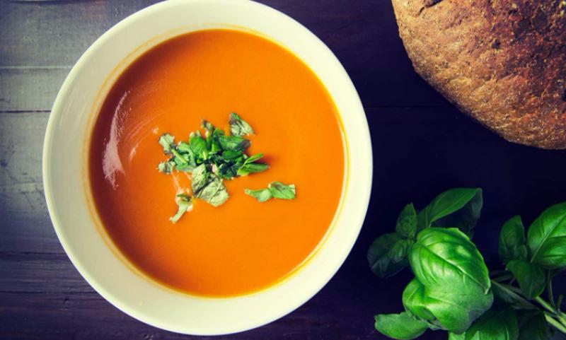 Kinder eines Kindersprachkurses Englisch essen Suppe