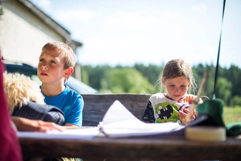 Kinder lernen im Abenteuerferienlager in Mitteldeutschland