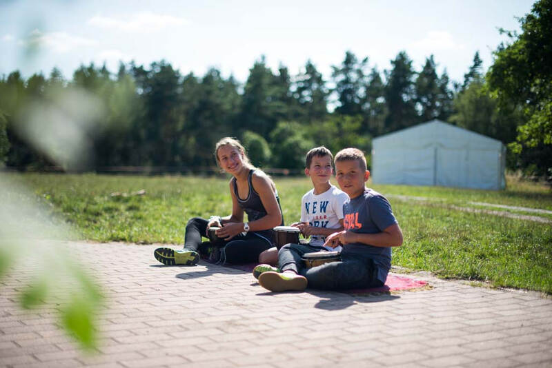 Gemeinsam basteln und Spaß haben im Englisch Adventurecamp