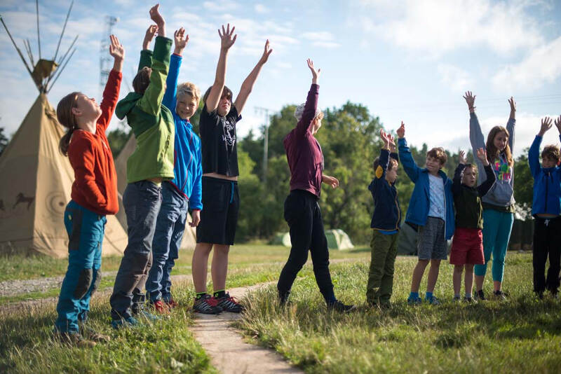 Kinder beim Frühsport im Englisch Abenteuercamp 