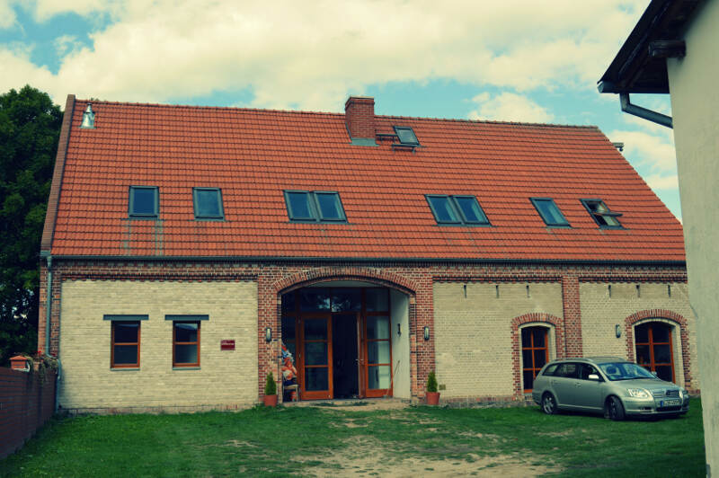 Frontansicht Haus des Englischcamps in Altkuenkendorf