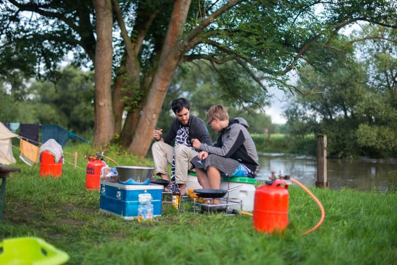 Kochen am Fluss im Englisch Sprachcamp