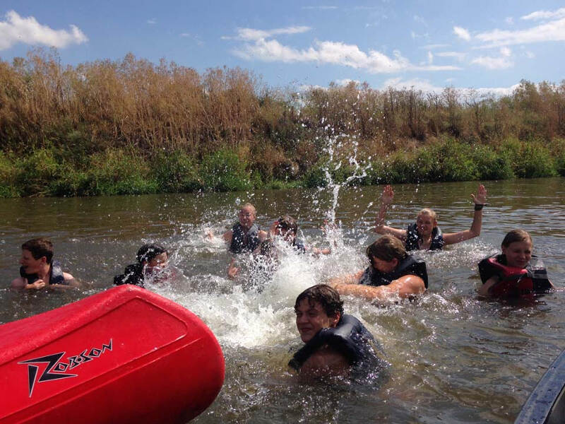 Planschen im Fluss im Abenteuercamp