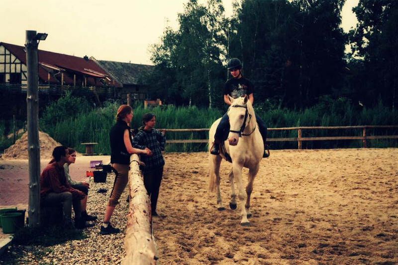 Ein Teilnehmer auf dem Pferd im Sprachcamp