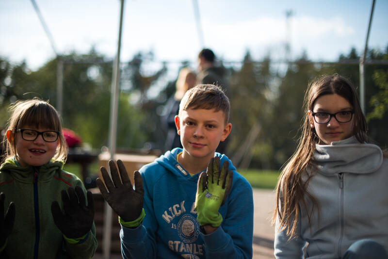 Kinder eines Feriensprachkurses winken