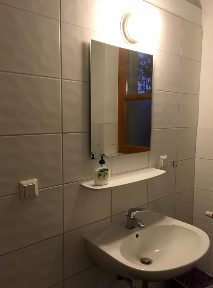 Spiegel und Waschbecken im Feriencamp in Brandenburg