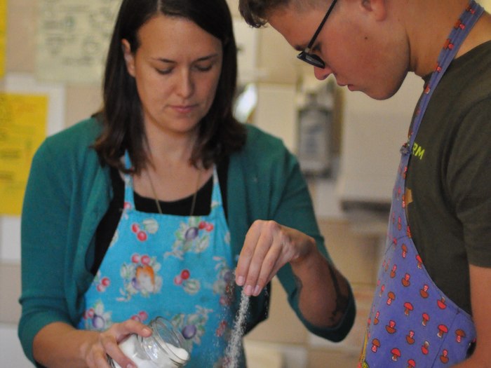 Betreuerin und Jugendlicher kochen im Kreativcamp