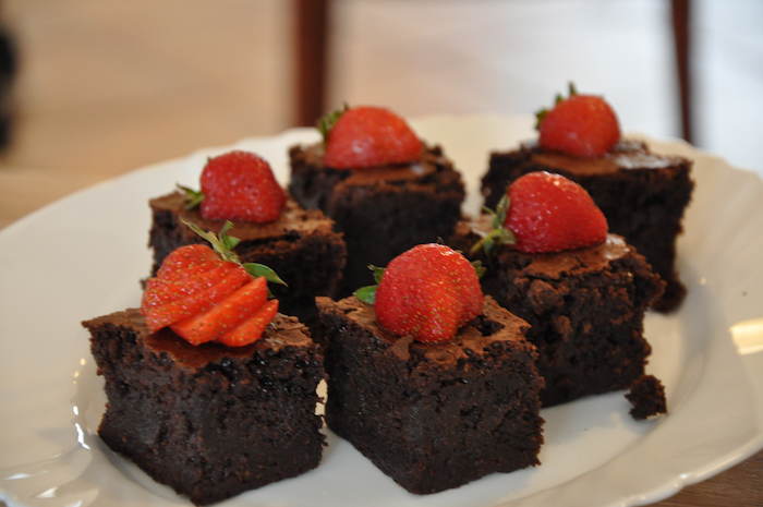 Kinder eines Kindersprachkurses Englisch essen Brownies
