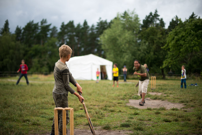 Jungs beim Baseball spiele im Sprachcamp