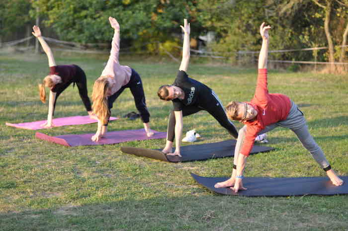 Gruppe beim Yoga im Sprachcamp