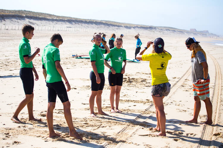 Einweisung der Surflehrerin im Surfcamp