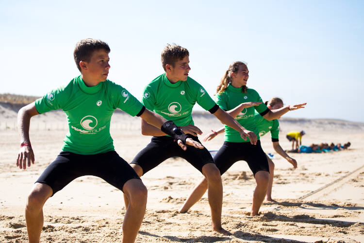 Trockenübung im Surfcamp in Frankreich