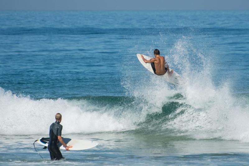 Jugendliche des Surfcamps Moliets surfen