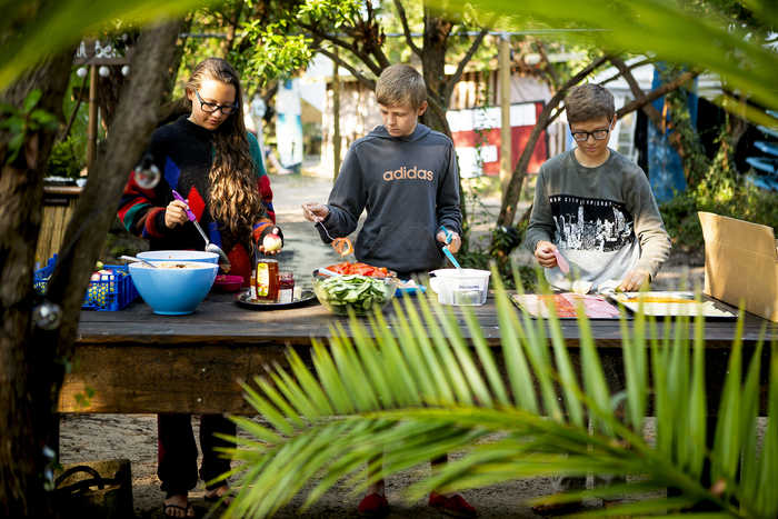 Kinder am Buffet im Surfcamp Frankreich