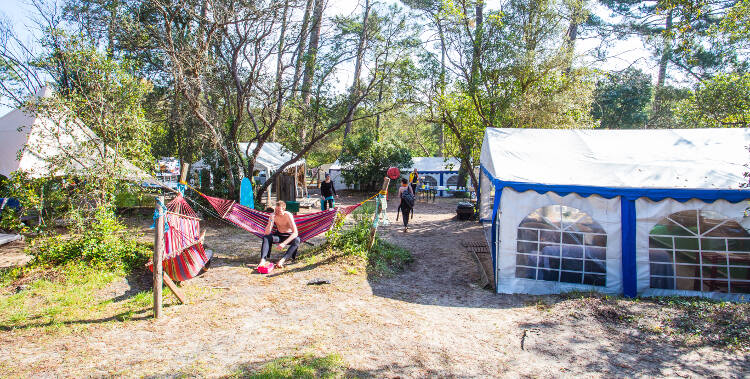Bewaldet und doch sonnig gibt sich das Camp sehr idyllisch