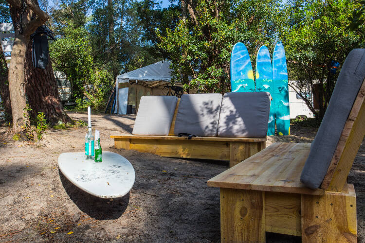 Lounge im Grünen im Surfcamp in Moliets
