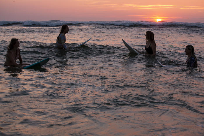 Mädchen mit Surfboards im Wasser im Surfcamp Frankreich