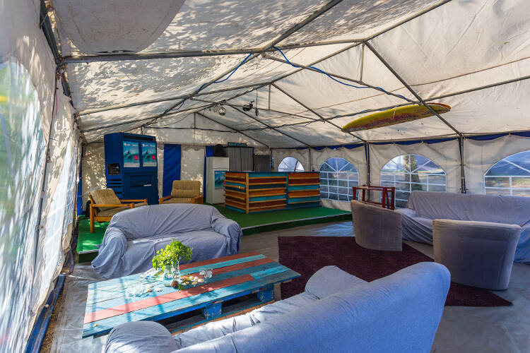 Spieleraum im Zelt in Moliets im Surfcamp