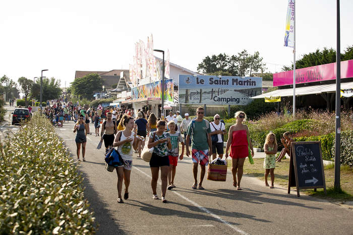 Jugendliche in der Stadt im Surfcamp Frankreich
