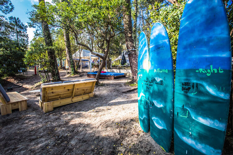 Surfbretter als Deko im Surfcamp in Moliets