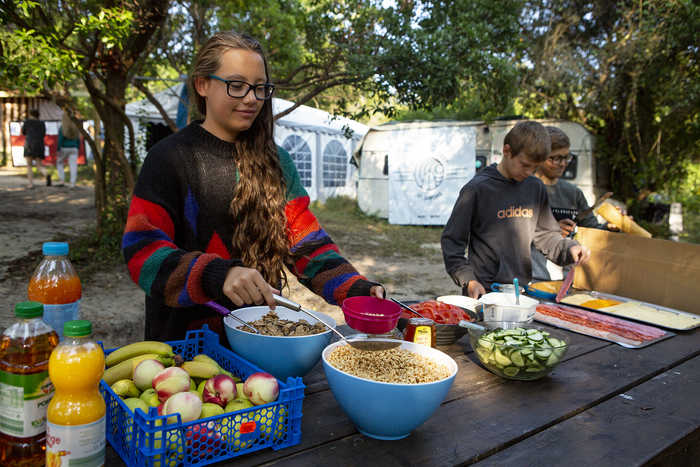 Mädchen am Buffet im Surfcamp Frankreich