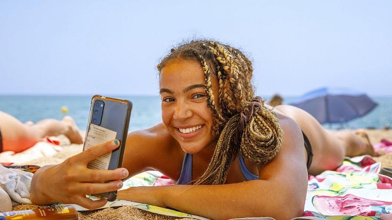 Mädchen chillt am Strand