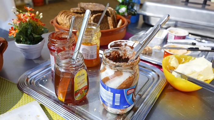 Teilnehmer der Jugendreise Barcelona frühstücken