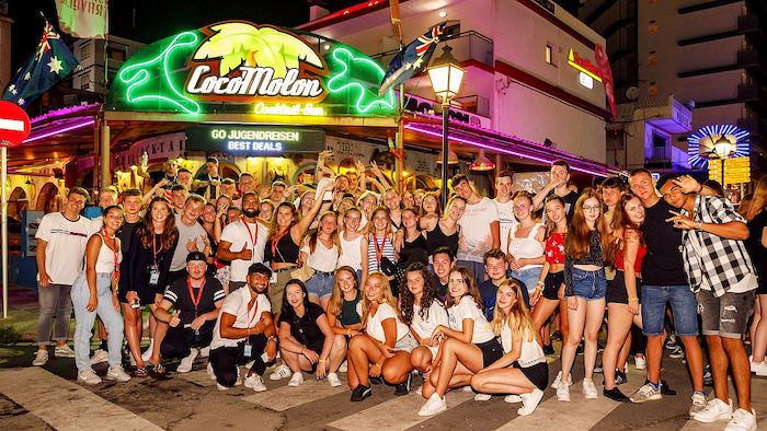 Teilnehmer der Jugendreise Barcelona machen Party