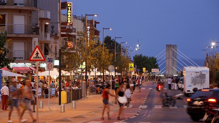 Teilnehmer der Jugendreise Barcelona laufen durch die Stadt