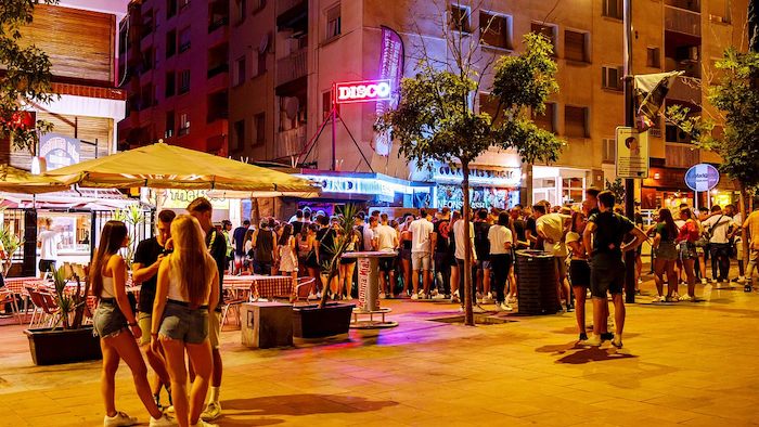 Teilnehmer der Jugendreise Barcelona sind abends unterwegs