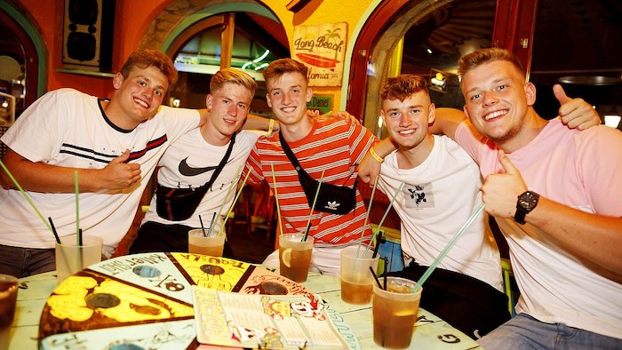 Teilnehmer der Jugendreise Barcelona trinken in der Bar