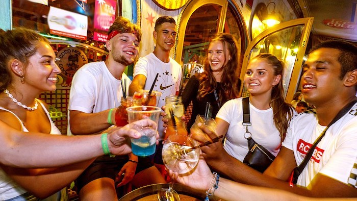 Teilnehmer der Jugendreise Barcelona trinken Cocktails