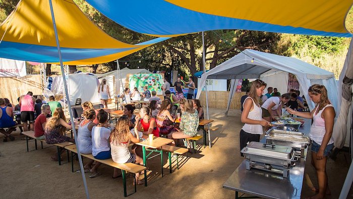 Teilnehmer der Jugendreise Barcelona essen im Camp
