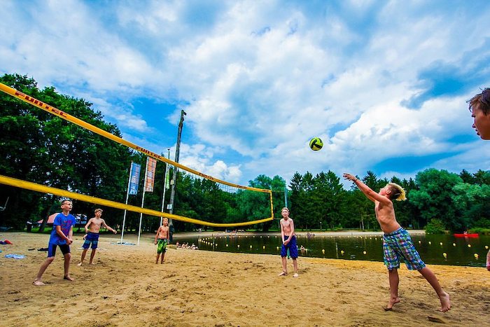 Die Gruppe der Feriencamps Winterberg spielt Beachvolleyball. 