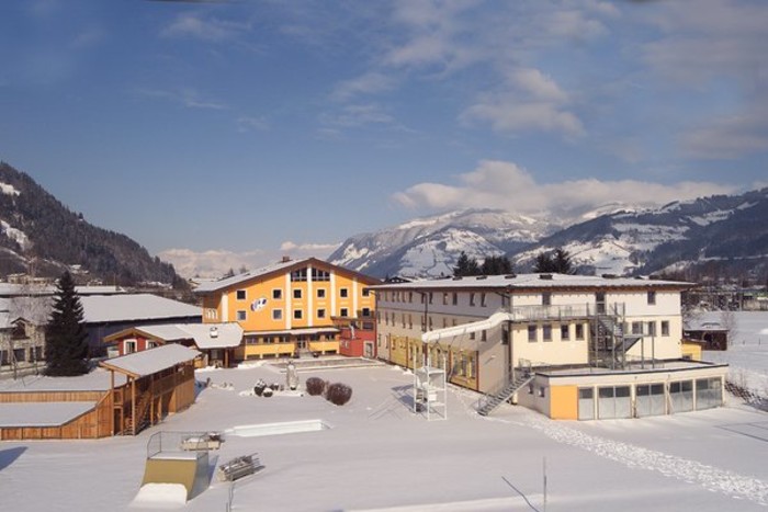 Außenansicht des Jugendhotels Club Kitzsteinhorn im schneebedeckten Zell am See