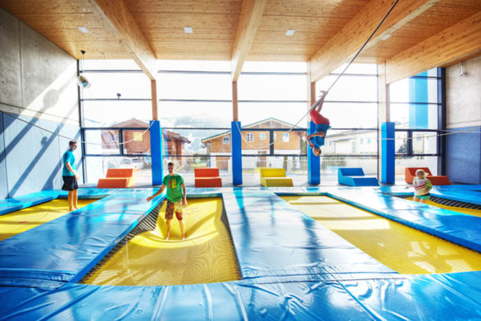 Jugendliche springen auf Trampolinen in der Sporthalle des Jugendhotels Club Kitzsteinhorn in Zell am See
