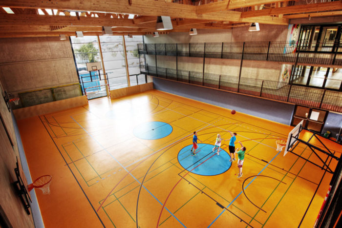Jugendliche auf dem Fußballfeld der Sporthalle des Jugendhotels Club Kitzsteinhorn in Zell am See