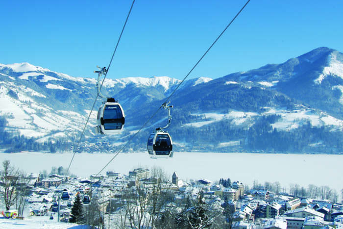 Seilbahngondeln der Schmittenhöhebahn im schneebedeckten Zell am See und Kaprun